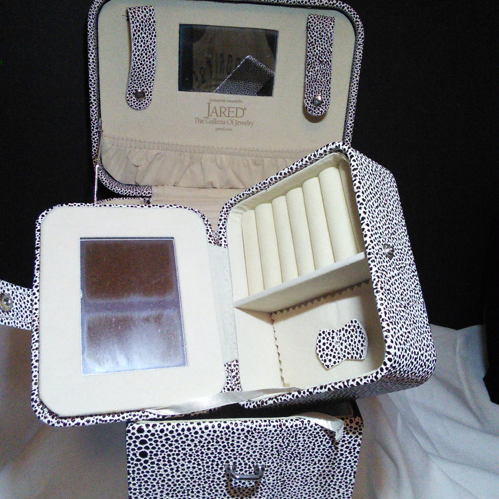 beautiful and practical jewelry travel case